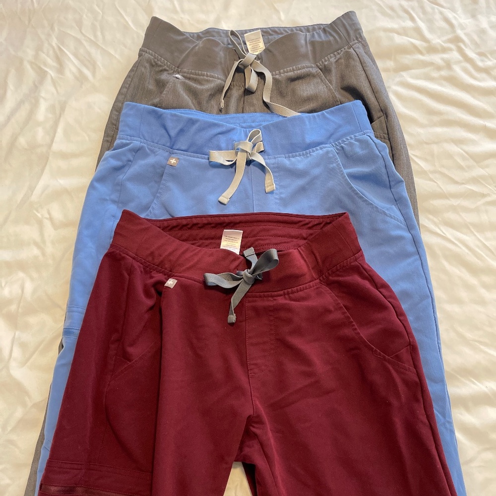 3 pairs of Figs xs petite joggers